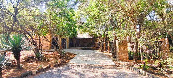 House for Sale in Leeupoort Central: 3 en-suite bedrooms, bar, rock pool, garden.