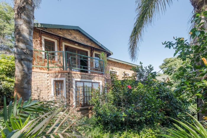 Erasmuskloof House For Sale: Dual living, ample parking, solar system, and workshop.
