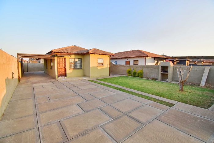 For Sale: Witkoppie Ridge 3-Bed Cluster with Garden, Braai, Carport for 2