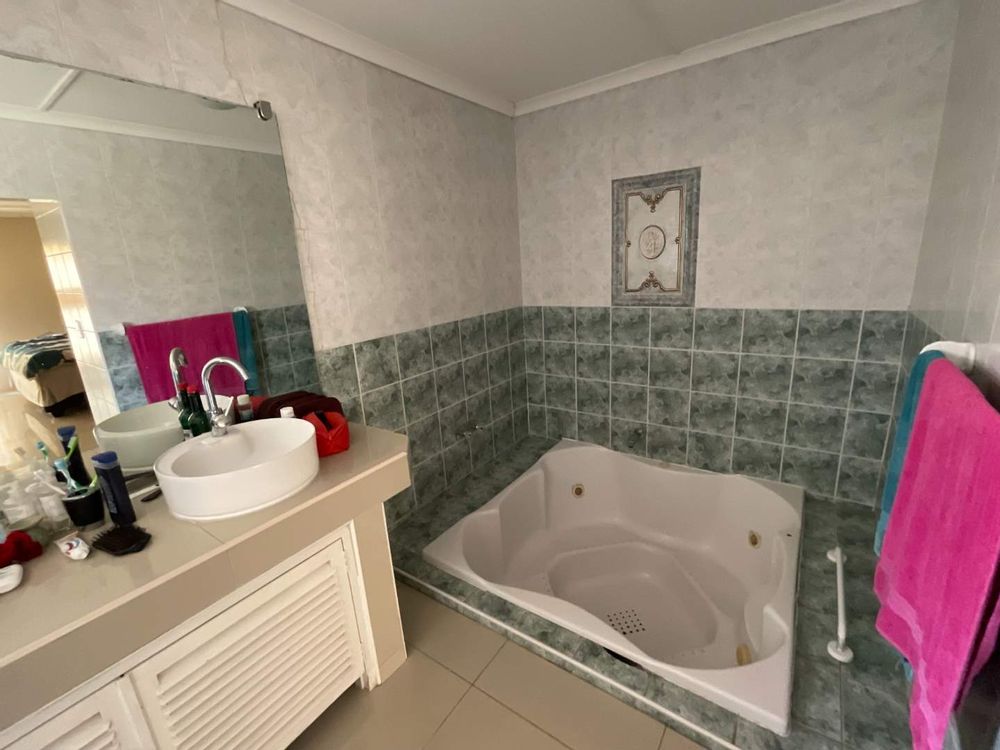 Main Ensuite Bathroom