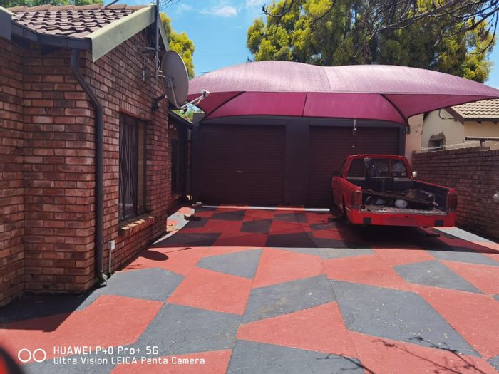 3-Bedroom House To Rent in Philip Nel Park with double carport and garage.