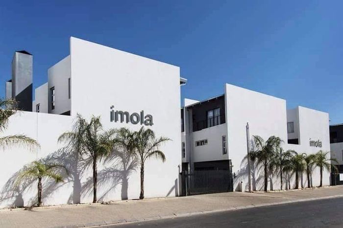 Kleine Kuppe Townhouse For Sale: 2 beds, en-suites, garage, close to amenities.