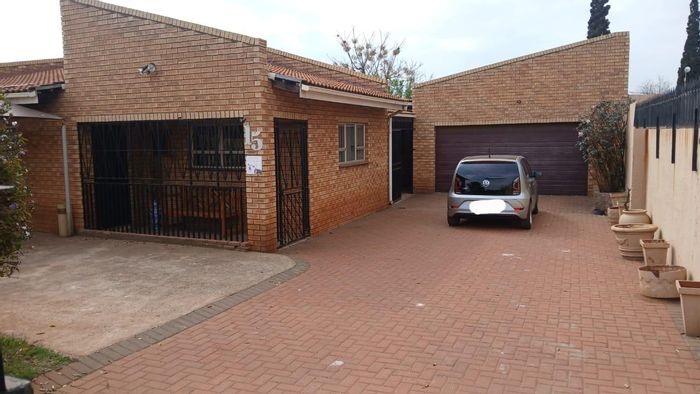 For Sale: 3-bedroom house in Palm Ridge with double garages and renovated kitchen.