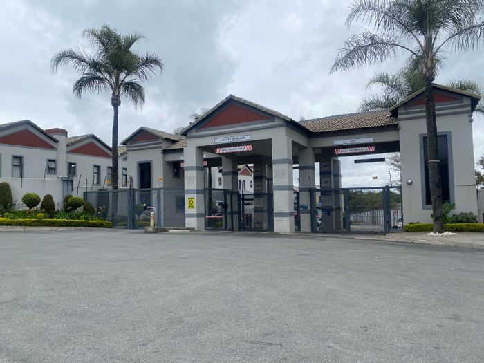 Honeydew Grove Apartment To Rent: 2 beds, 2 baths, secure parking, enclosed yard.