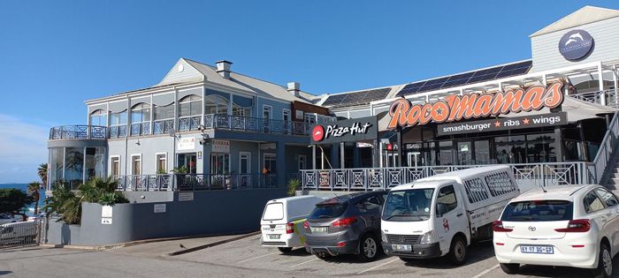 Retail space to rent in Humewood, ideal for family-friendly restaurant with balcony.