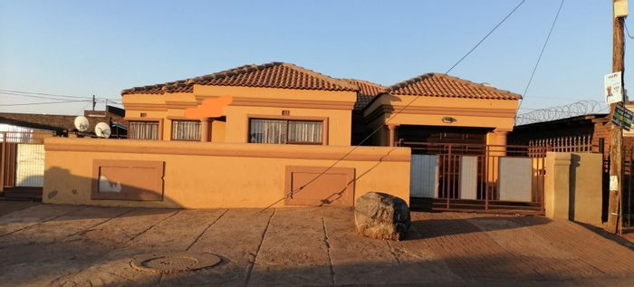 House for Sale in Botleng: 3 bedrooms, cottage, double garage, income potential.