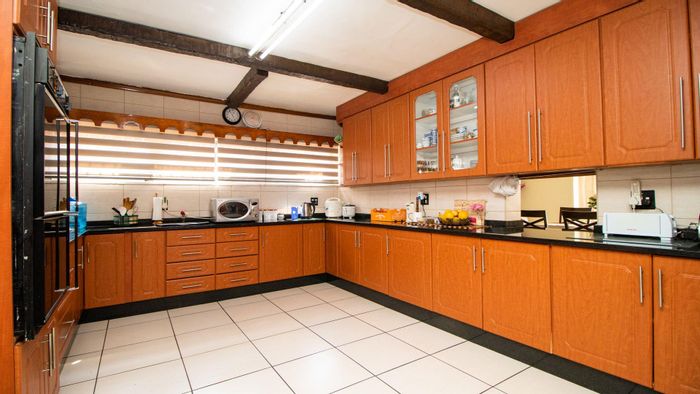 For Sale: Spacious 5-bedroom house in Bakerton with double garage and staff accommodation.