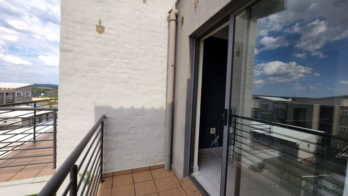 Dainfern Apartment For Sale: Secure estate, clubhouse, pool, close to amenities.