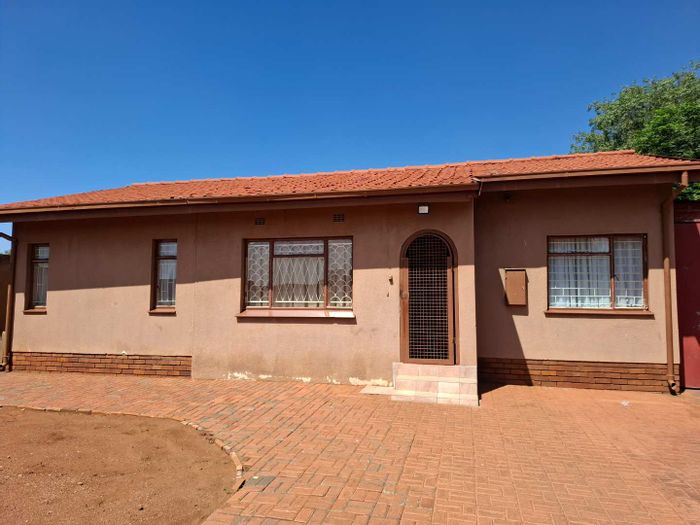 Lenasia House For Sale: 3 bedrooms, spacious yard, close to amenities.