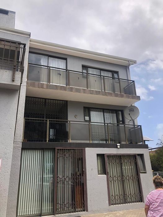 To Rent: 1-Bedroom Apartment in Mossel Bay Central with Indoor Braai and Parking.