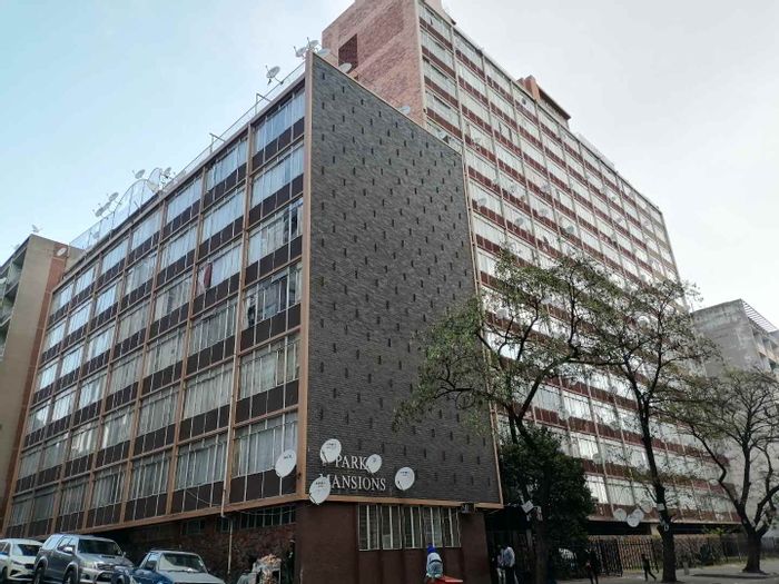 For Sale: 0.5-bedroom apartment in Hillbrow with cash-flow potential and amenities nearby.