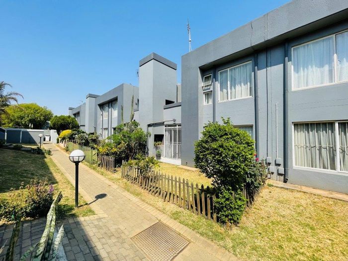 Mulbarton Townhouse For Sale: 2 beds, pool access, balcony with braai.