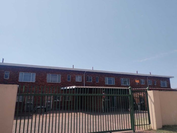 Property #2417053, Townhouse Rental Monthly in Jan Niemand Park