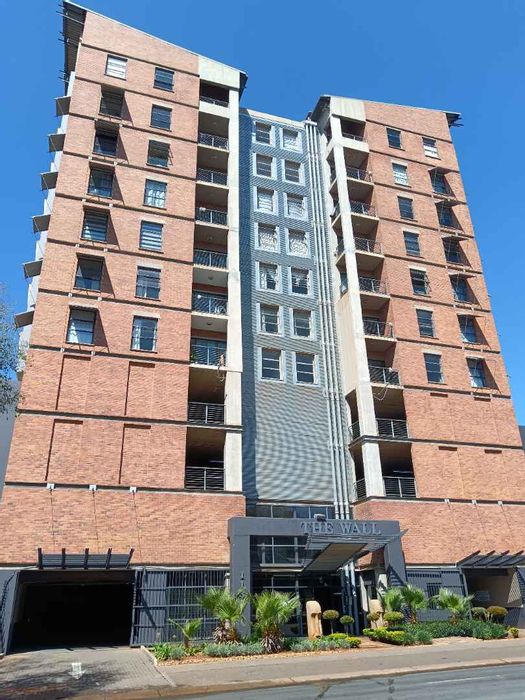 Spacious 2-bedroom apartment in Hatfield with corner patio and secure parking. To Rent.