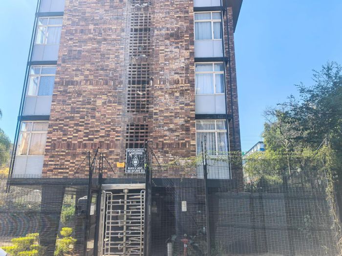 Sunnyside Apartment For Sale: 2 Bedrooms, secure estate, near CBD and schools.