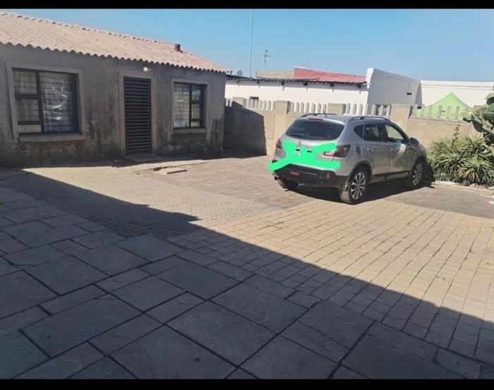 For Sale: House in Umthambeka with 2 bedrooms, cottage, and spacious layout.