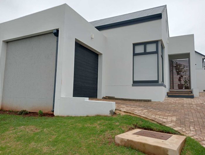 House To Rent in Outeniquasbosch: 3 beds, pet-friendly, braai area, garage.