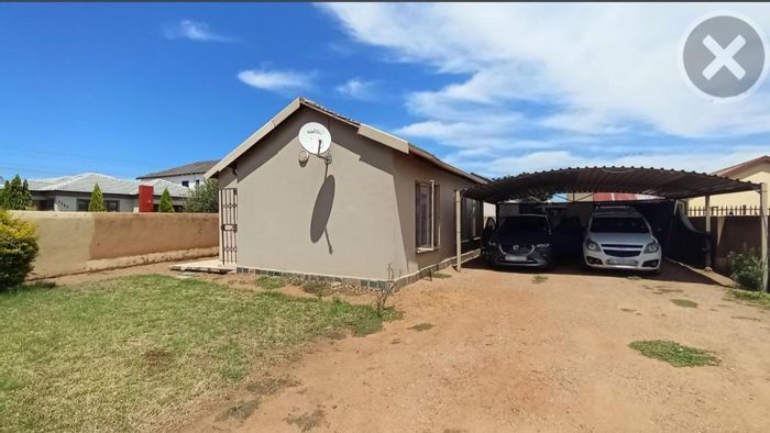 Nkwe Estate House For Sale: 3 Bedrooms, Garden Space, Secure Access, Close to Amenities.