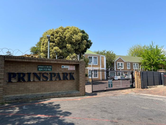 La Colline Apartment For Sale: Furnished, parking, laundry, communal braai areas, close to amenities.