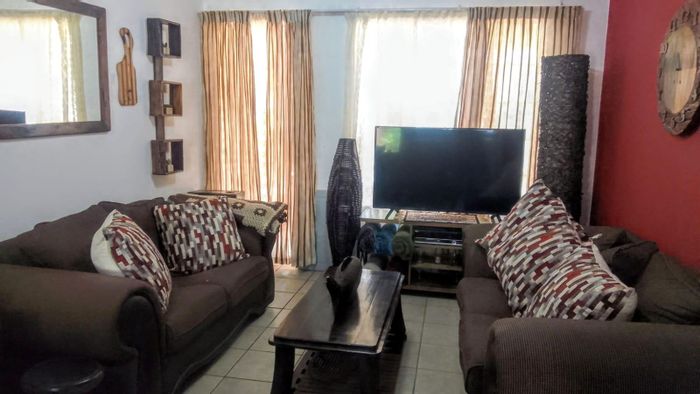 For Sale: Townhouse in Brentwood with open-plan living, two bedrooms, pre-paid electricity.