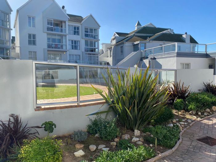 Beachfront Furnished Apartment in Summerstrand, 2 Beds, Pool, Secure Parking, Prime Location