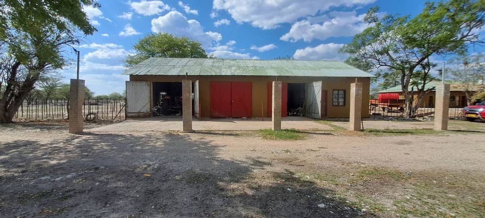 Building to store farm vehicles and other equipment