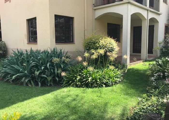 Atholl Apartment To Rent: 2 bedrooms, private garden, pool, 24-hour security.