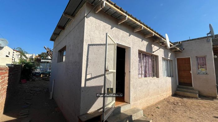 For Sale: House in Otjomuise with rental flats and ample parking.