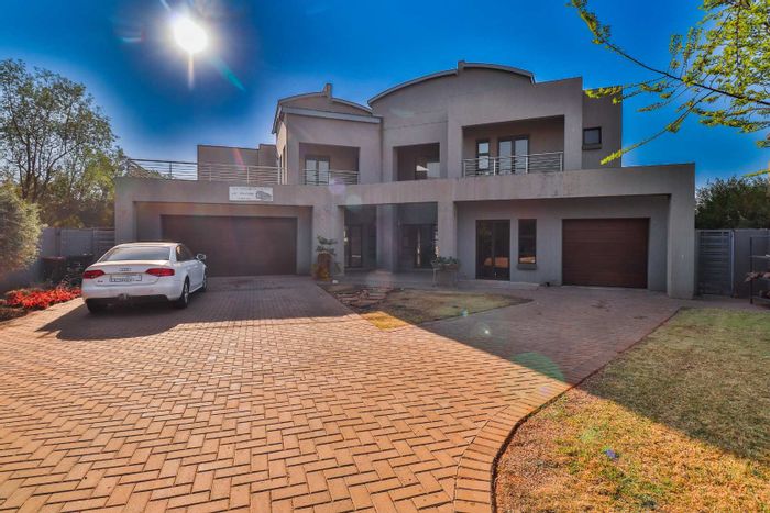 Serengeti Estate House For Sale: Six bedrooms, pool, eight garages, entertainment area.