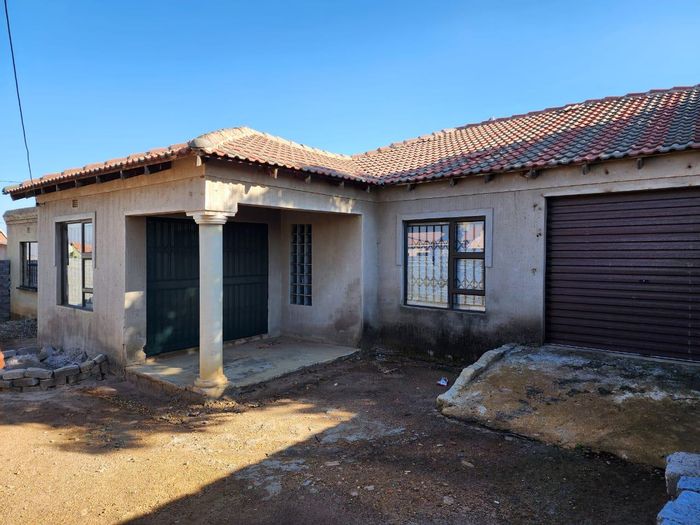 Drieziek House For Sale: 3 bedrooms, rental unit, garage, versatile living space.
