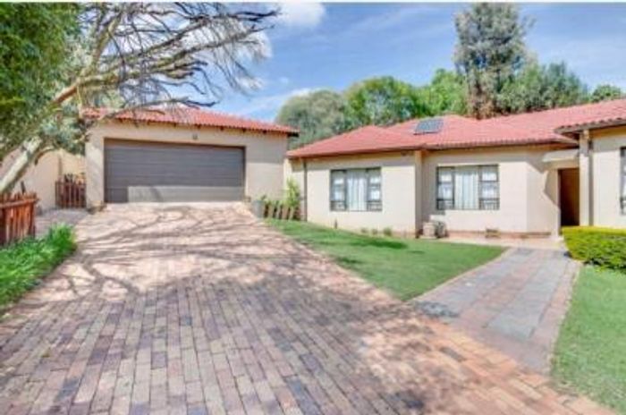 For Sale: House in Meadowhurst with pool, cottage, double garage, and security features.