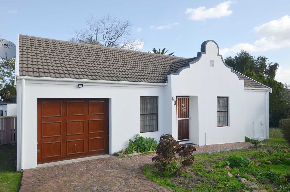 Charming 2Bedroom House for Sale in Protea Heights with Office and