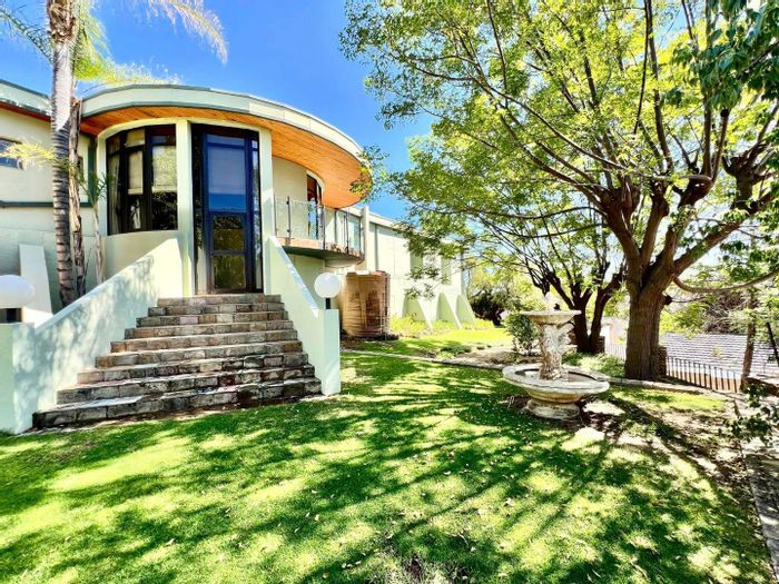 Sophisticated 4BR House with Stunning Views in Klein Windhoek. Pool, Jacuzzi, and Garden Oasis.