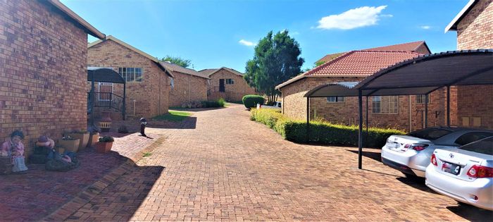 Modern Elandspark Townhouse for Sale: 2 Beds, Generator, Gas Braai, Newly Renovated!