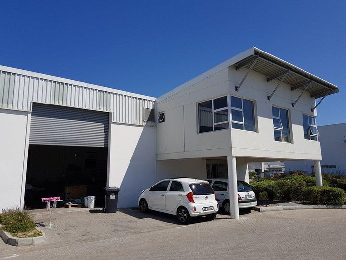 Industrial unit in Muizenberg Central to rent, includes offices and warehouse amenities.