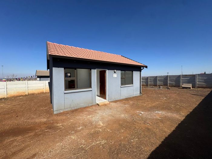 For Sale: House in Toekomsrus with 2 beds, yard, security, and amenities.