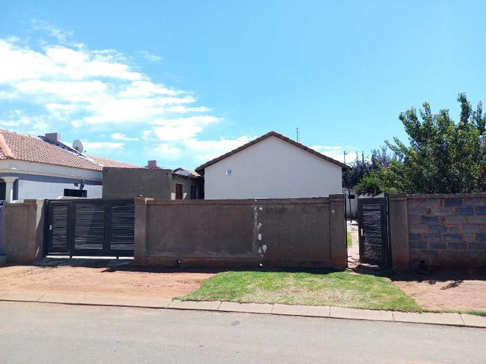 Property #2210195, House pending sale in Tembisa
