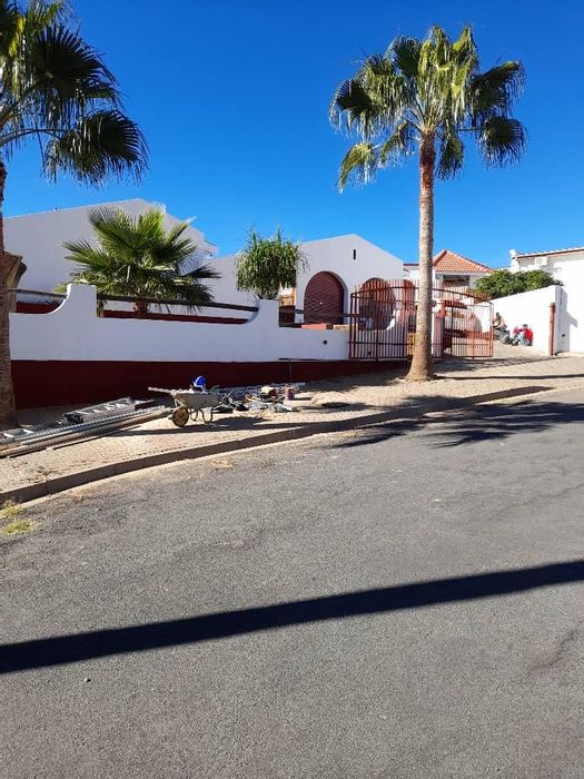 Multi-income property in Luxury Hill: 3 homes, 720sqm, for sale.