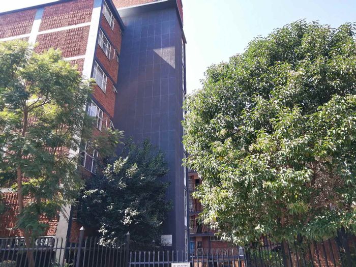 For Sale: Spacious 2.5 Bedroom Apartment in Sunnyside with Built-in Wardrobes & Security