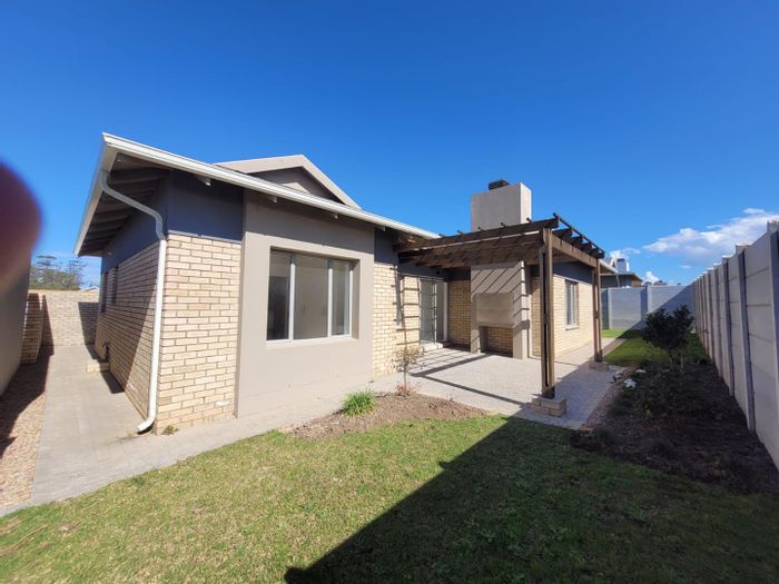 Mooikloof Country Estate: House For Sale with 3 Bedrooms, Double Garage, Inverter System.