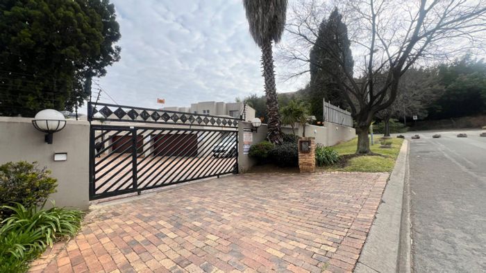 Bassonia Townhouse For Sale: 3 beds, communal pool, double garage, near shopping.