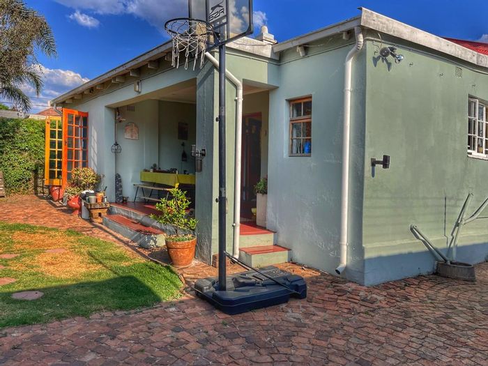 For Sale: Norwood House with 3 beds, double carport, garden, and business rights.