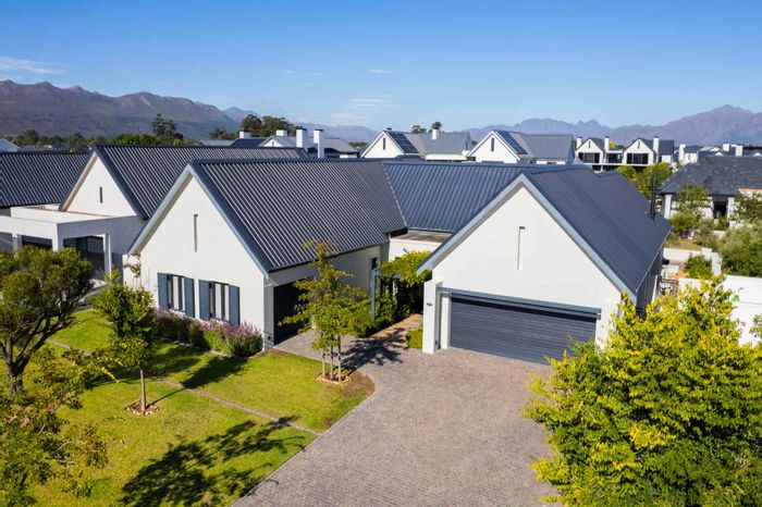 House To Rent in Val De Vie Estate: 4 beds, pool, home office, equestrian access.