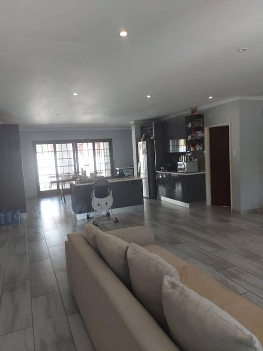 House for sale in Dorado Park: 3 beds, office, flat, garage, entertainment area.