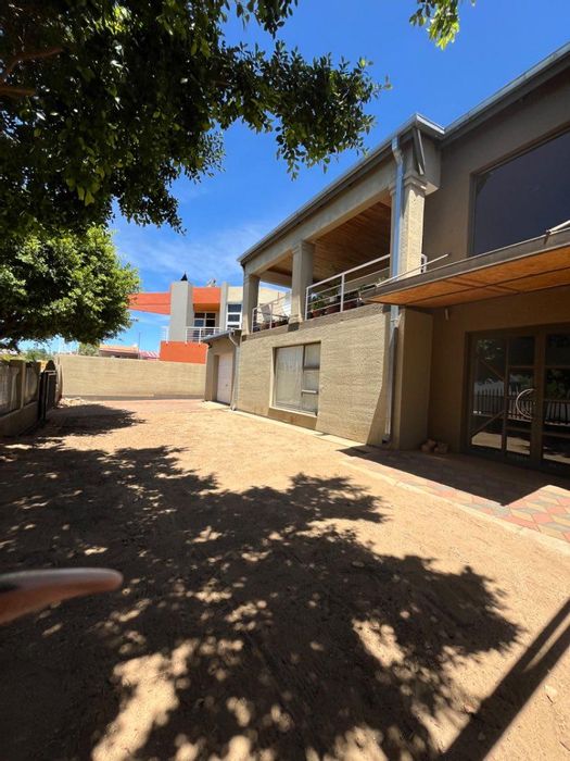 Spacious 5-bedroom house with ample land in Hochlandpark, To Rent.