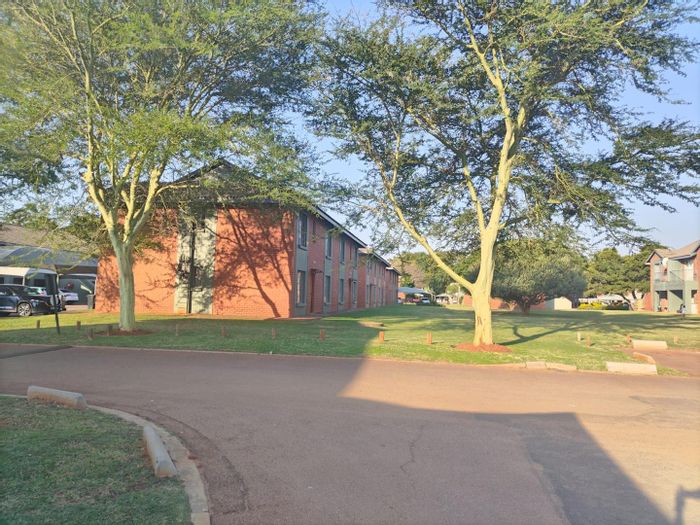 For Sale: Apartment in Theresapark with 2 bedrooms, covered parking, near amenities.