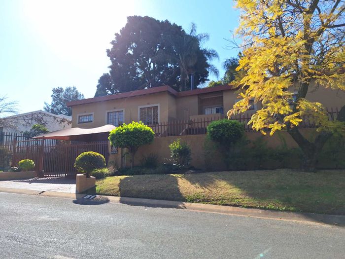 Weltevreden House To Rent: 3 Bedrooms, Pool, Garden, Electric Gate, Separate Outbuilding.