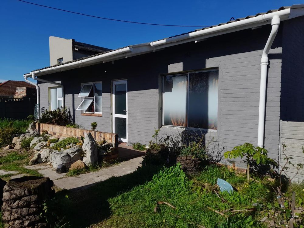 Charming 3 Bedroom House for Sale in Balvenie, Elsies River 2193076