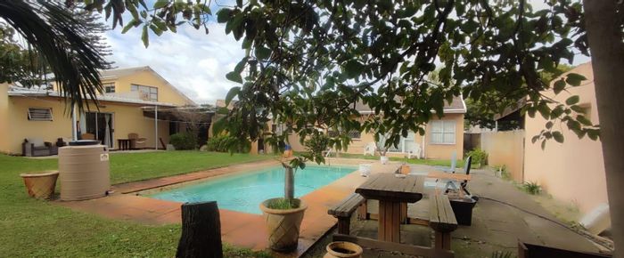 House to Rent in Soneike: Shared living, pool access, laundry, and braai facilities.