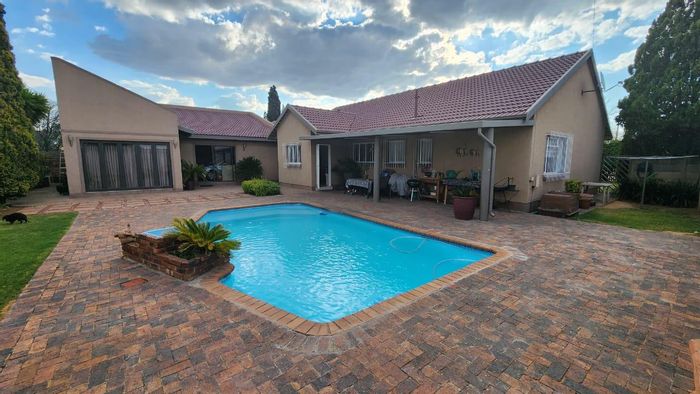 House for Sale in Vanderbijlpark South West 1: 3 beds, pool, entertainment area.
